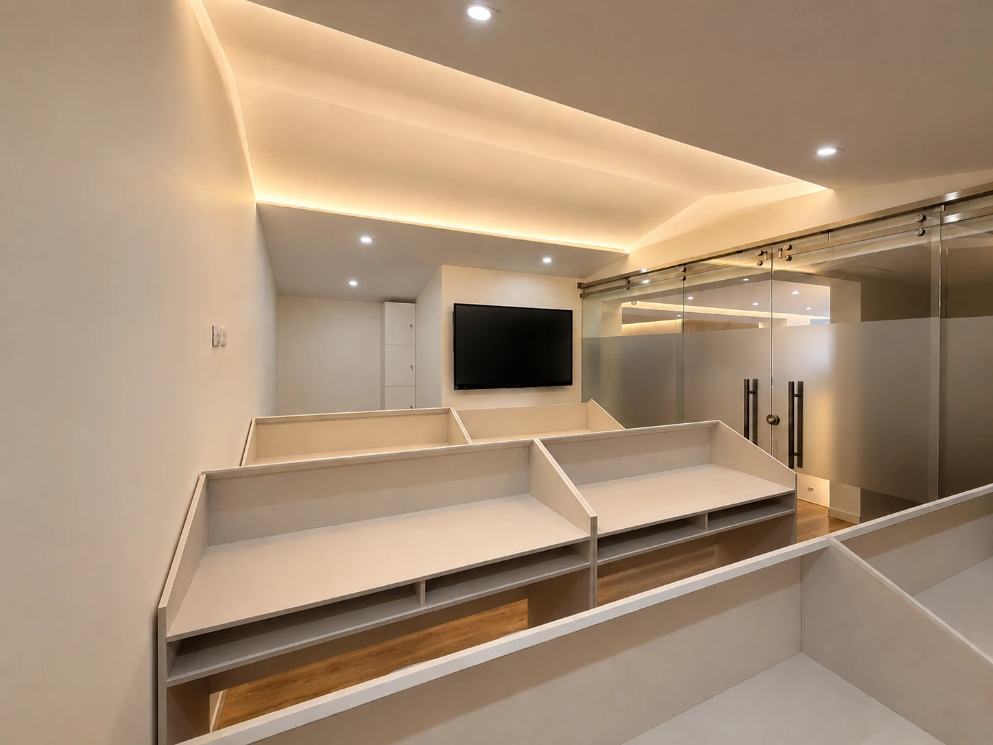 Aula clínica de ZENIT, academia de odontología en Bogotá, en construcción, con iluminación arquitectónica y mobiliario a medida.